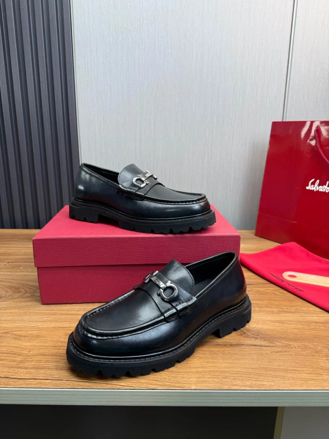 Men's shoes 💰880💰 Ferragamo. [Ferragamo] men's thick-soled loafers, the latest hot style, 1:1 original purchase quality, top quality, imported open-edge beaded cowhide leather on the upper, hand-made three-dimensional stitching highlights the round toe design, the inner foot pads are all imported cowhide, with original lightweight foam outsole, matching code 39-44, (38, 45 custom-made, non-refundable)